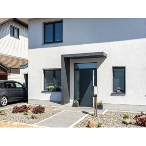 Modernes Gutta Rechteckvordach BS PLUS in Anthrazit (200x90 cm) mit Seitenteil links am Hauseingang.