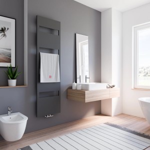 Schulte Design-Heizkörper Turin, anthrazit, mit Handtuch und Mittenanschluss im modernen Bad.