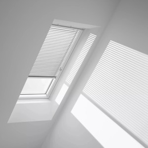 Velux Jalousie Silber gebürstet im Dachfenster, Lichtstreifen an der Wand.