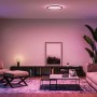 Philips Hue Tento LED-Panel in Schwarz, runde Deckenleuchte mit Farbwiedergabe im Wohnraum.