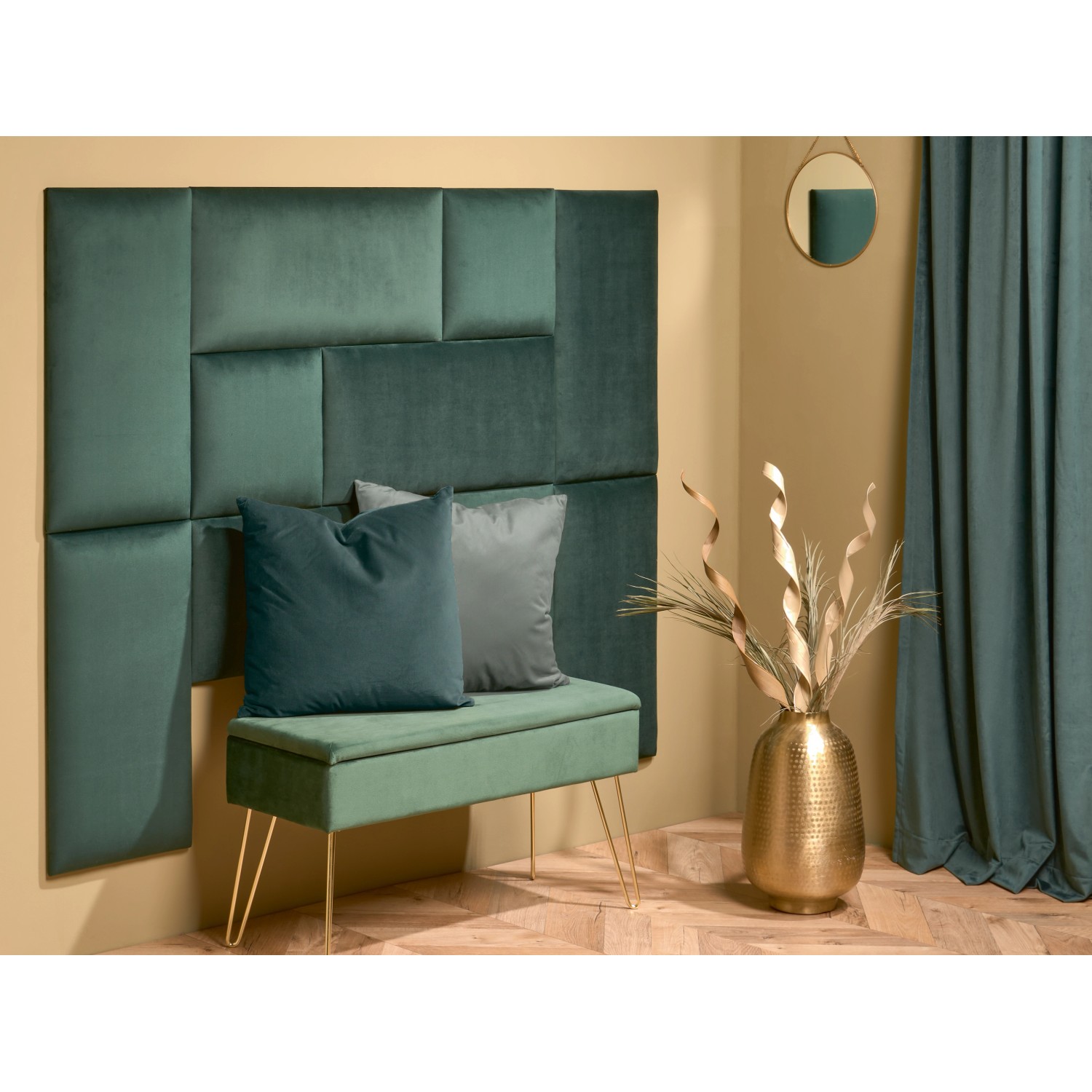 OBI Vorhang Petrol 2er-Set (135x250cm) neben Wandpaneel und Bank mit Kissen.