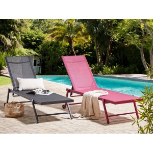 Schwarze Beliani Gartenliege mit verstellbarer Rückenlehne und Rollen vor Pool.