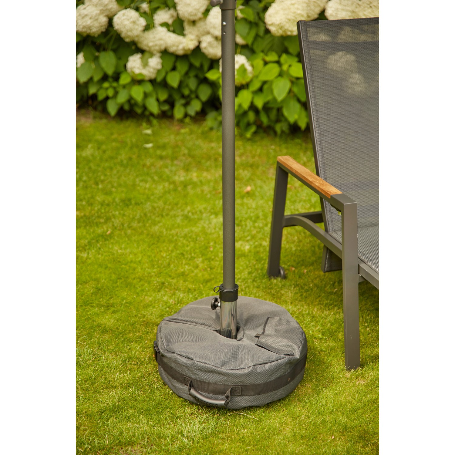Siena Garden Rasendorn Universal mit Sandsack als Schirmständer auf Rasen.