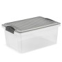 Transparente Rotho Stapelbox Compact A4, 13 l, mit grauem Deckel und Klickverschlüssen.