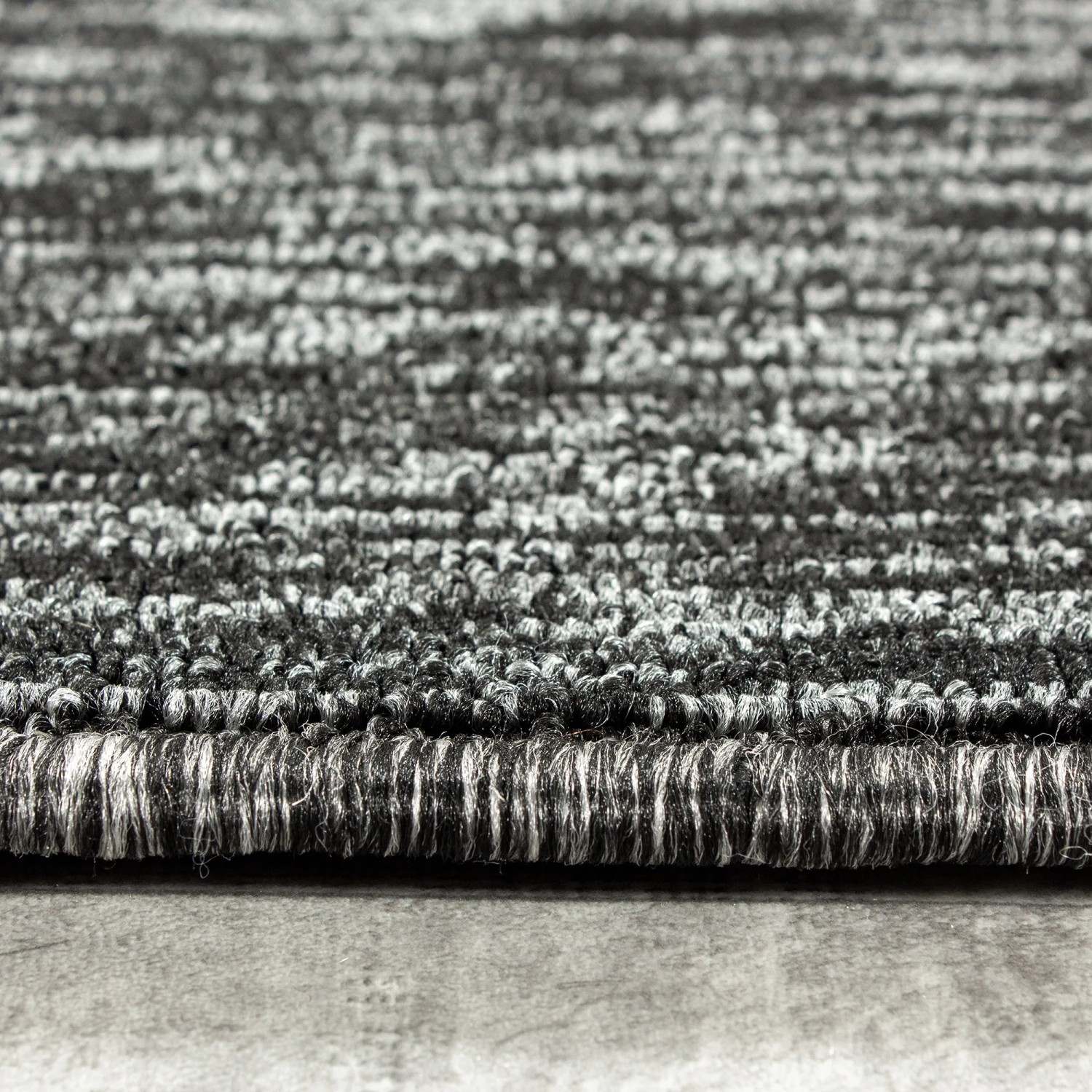 Detailansicht des anthrazitfarbenen Kurzflorteppichs Ayyildiz Nizza, 200x290 cm.