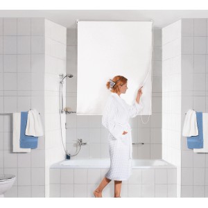 Frau bedient weißes Kleine Wolke Duschrollo 140x240 cm im Badezimmer.