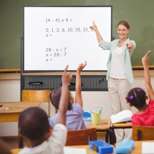 Mobiles, doppelseitiges Whiteboard von Costway im Klassenzimmer mit Lehrerin und Schülern.