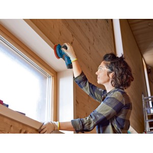 Frau schleift Holz mit Bosch Professional Akku-Exzenterschleifer GEX 12V-125.