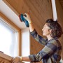 Frau schleift Holz mit Bosch Professional Akku-Exzenterschleifer GEX 12V-125.