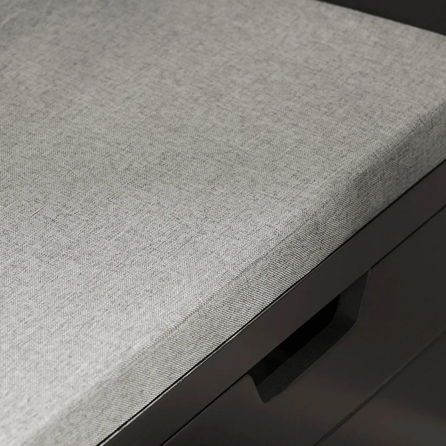 Detailaufnahme: Graue Sitzfläche der SoBuy Schuhbank mit Stauraum.