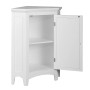 Weißer freistehender Eck-Badschrank mit offener Tür, einem Regal und Shaker-Beinen. Praktische Bad-Aufbewahrung.