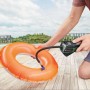 Bosch Akku-Druckluftpumpe Pneo beim Aufpumpen eines Schwimmrings am Pool.