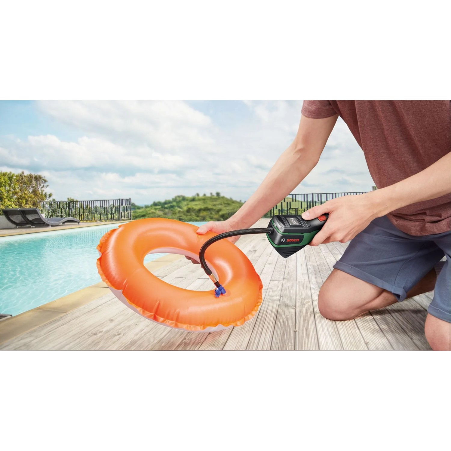 Bosch Akku-Druckluftpumpe Pneo beim Aufpumpen eines Schwimmrings am Pool.
