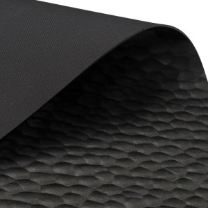 Detailaufnahme: Schwarze KARAT Stallmatte/Kuhmatratze mit rutschfester Oberfläche, wasserbeständig, 200x100x0,45 cm.