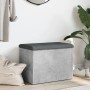 Betongraue Sitzbank mit Stauraum und dunklem Sitzkissen. Möbel für Flur oder Wohnzimmer.