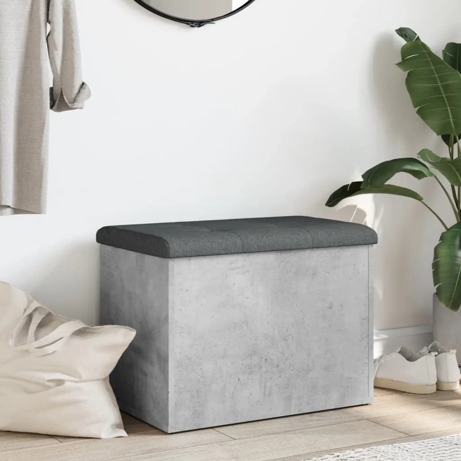 Betongraue Sitzbank mit Stauraum und dunklem Sitzkissen. Möbel für Flur oder Wohnzimmer.