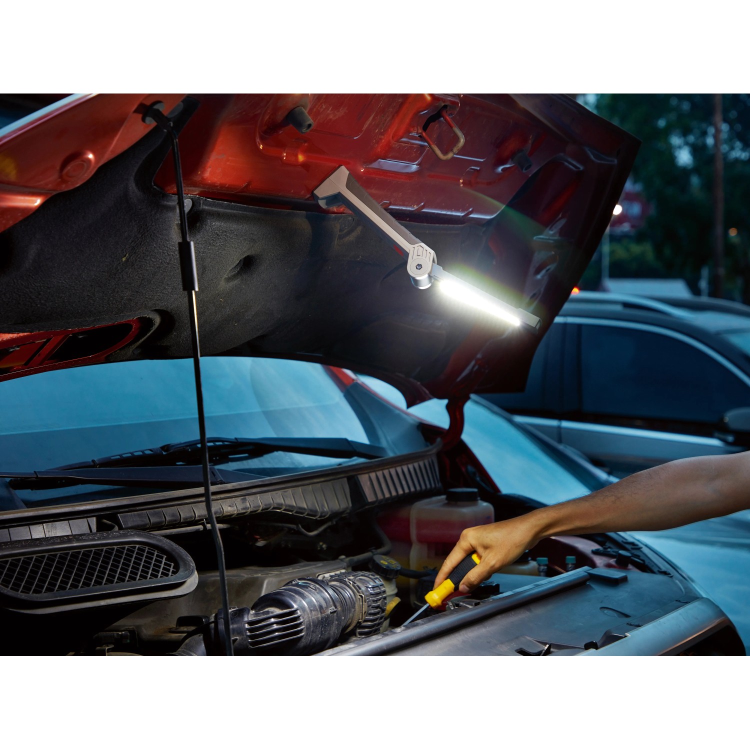 Klappbare LED Arbeitsleuchte (300 Lumen) im Einsatz unter einer geöffneten Motorhaube.