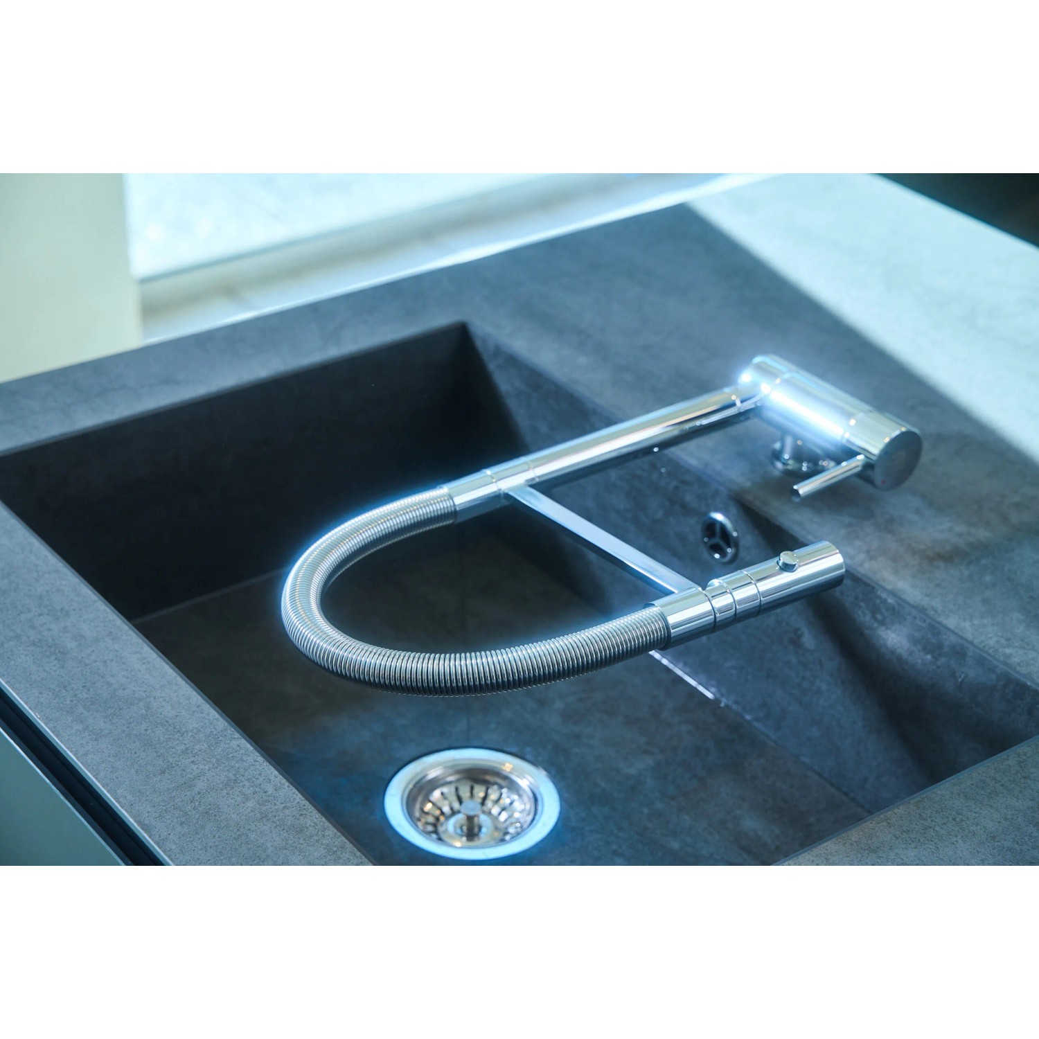 VIZIO Einhebel-Küchenarmatur Mit Schwenkbarem Auslauf – 6 Cm Vorfenster-Höhe, Schwarz/chrom, Mit Keramik-Kartusche & DVGW-zertifizierten Anschlüssen