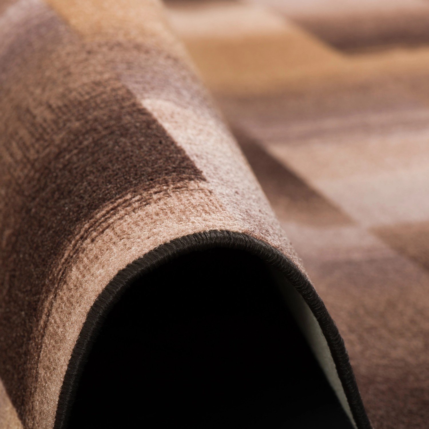 Detailansicht: Brauner Snapstyle Velour Teppich Mystic Karo, 200x200cm. Kurzflorteppich mit Karomuster.