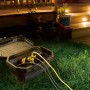 Geöffnete, faltbare D-Line Wetterschutzbox mit Steckdosen und Kabeln im Garten.