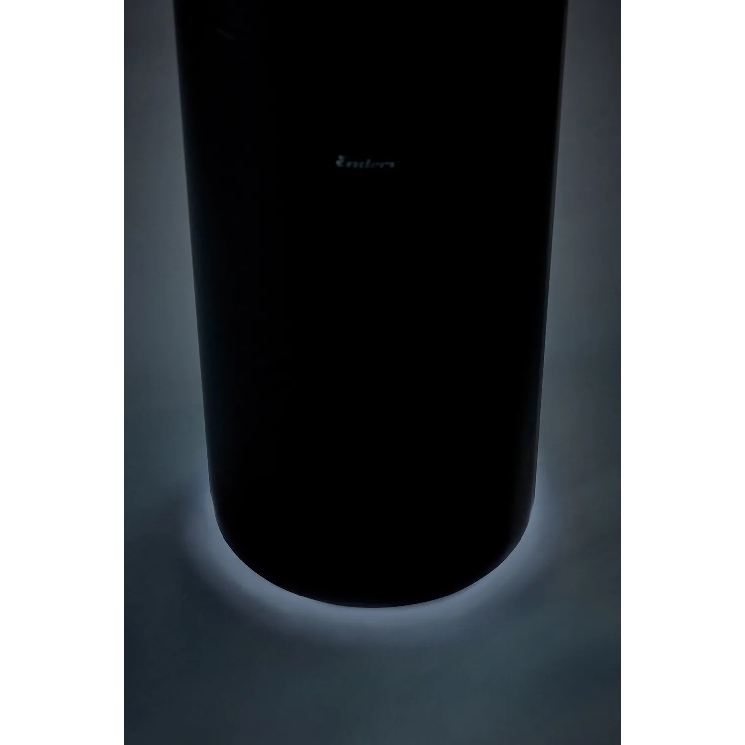 Enders Feuerstelle Nova LED M Black-Chrome mit Ambientebeleuchtung am Boden.
