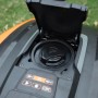 Yard Force EasyMow 260B Mähroboter mit geöffnetem Batteriefach und Bedienfeld.