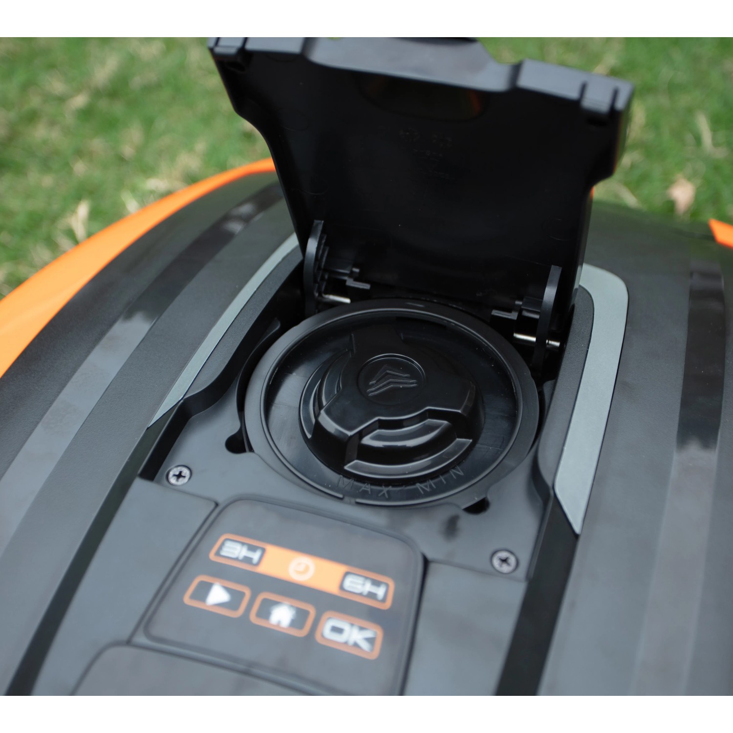 Yard Force EasyMow 260B Mähroboter mit geöffnetem Batteriefach und Bedienfeld.