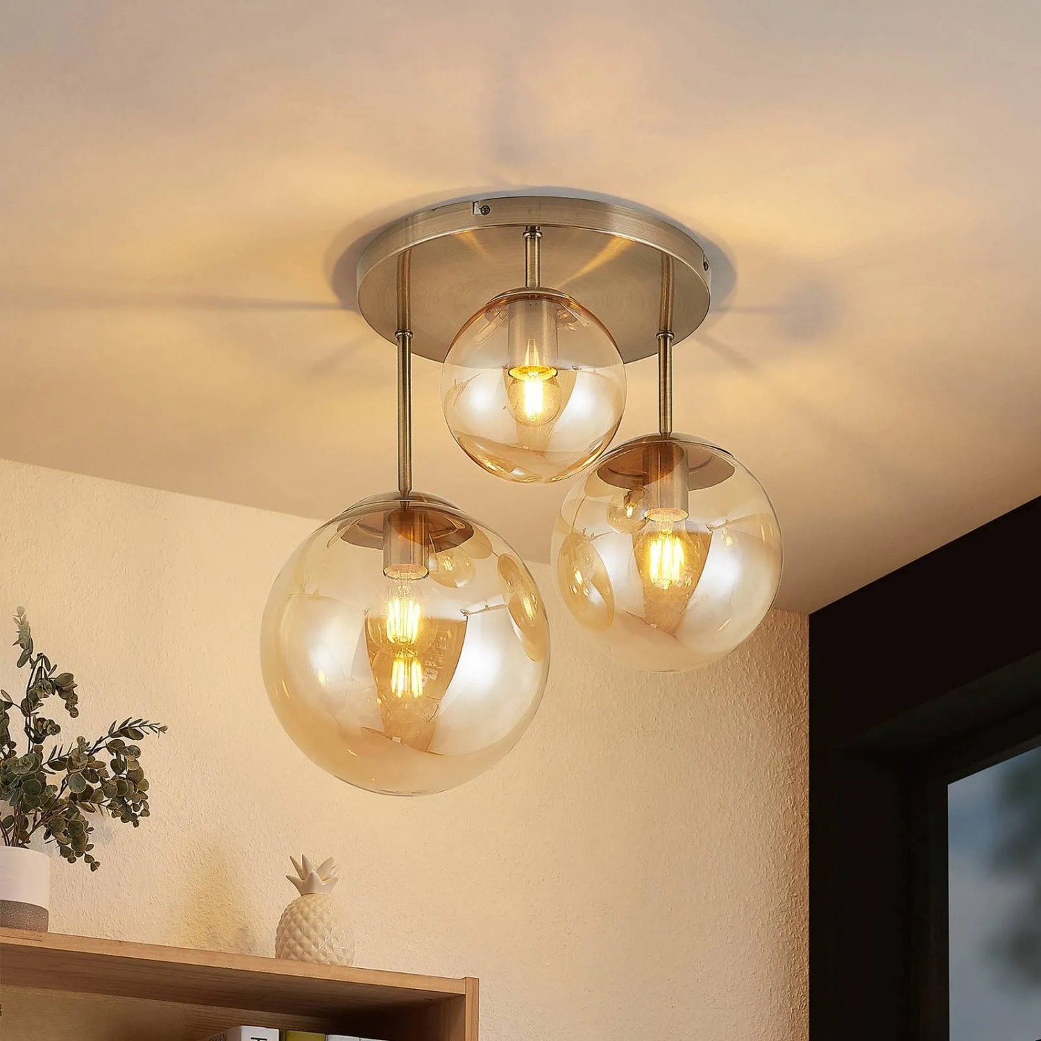 Moderne Lindby Deckenlampe Teeja mit 3 creme-farbenen Glaskugeln für Wohnzimmer.