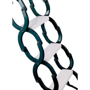 Detailansicht: Minka Elegance Dachbodentreppe, Scherentreppe aus Stahl mit weißen Stufen.