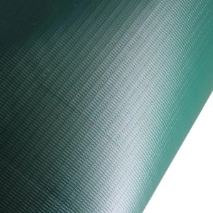 Dunkelgrüner PVC-Sichtschutzstreifen mit feiner gerippter Textur. Ideal für Doppelstabmattenzäune.