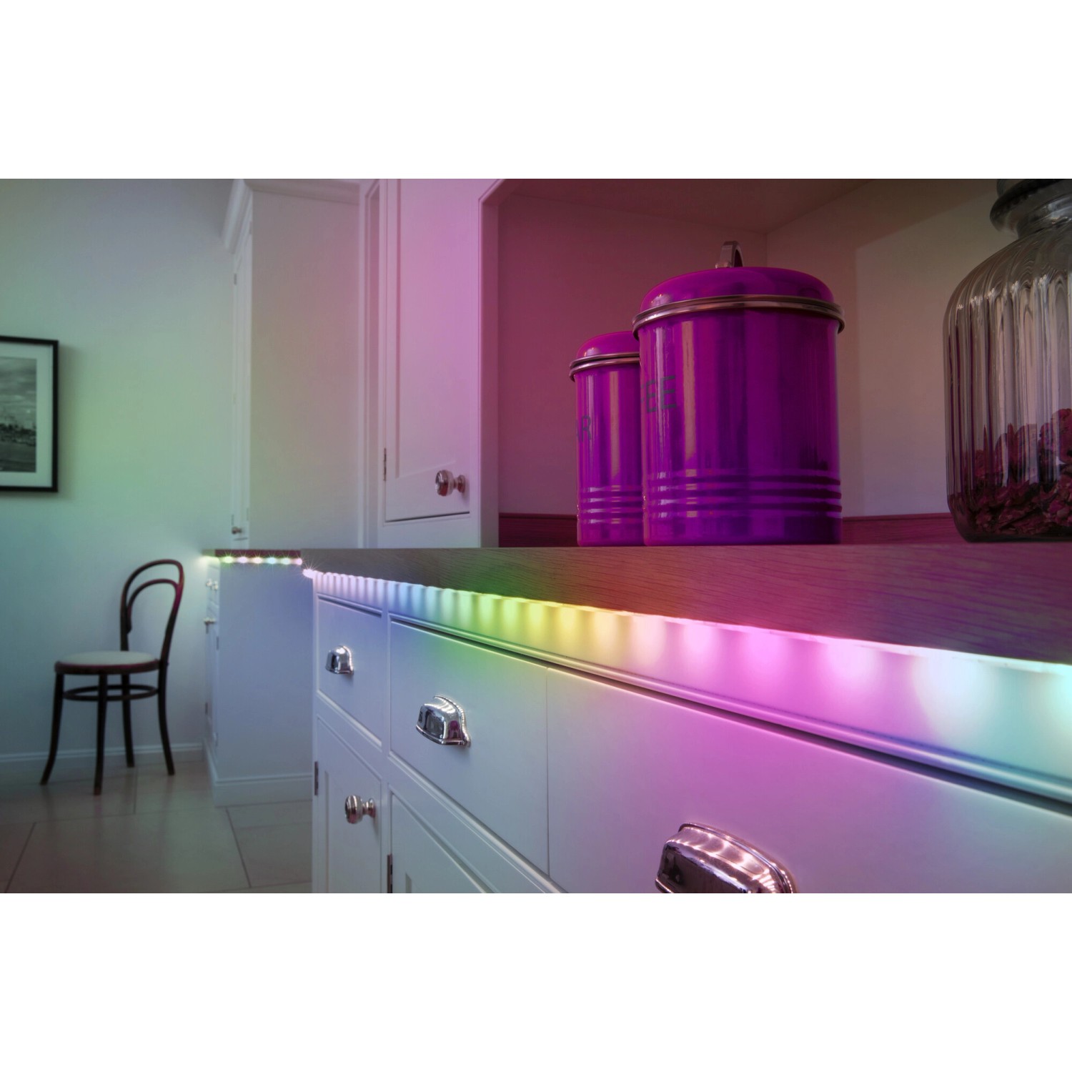 Ledvance LED-Strip Flex COB, 150cm, mit Fernbedienung, montiert unter Küchenschrank, verschiedene Farben.