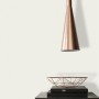 A.S. Création Vliestapete Dschungel Uni Weiß Matt, leicht strukturiert an Wand mit Lampe und Deko.