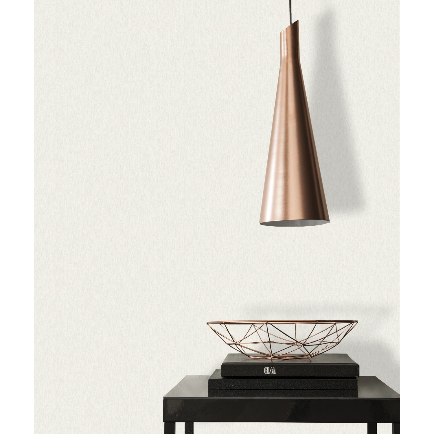 A.S. Création Vliestapete Dschungel Uni Weiß Matt, leicht strukturiert an Wand mit Lampe und Deko.