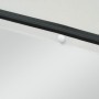 Weiße Sarei Fensterbank Kappe (Ø 11,5 mm) auf einer Fensterbank zur Schraubenabdeckung.