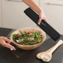 Wenko Folienspender Perfect Cutter Black Outdoor Kitchen beim Abdecken einer Salatschüssel.