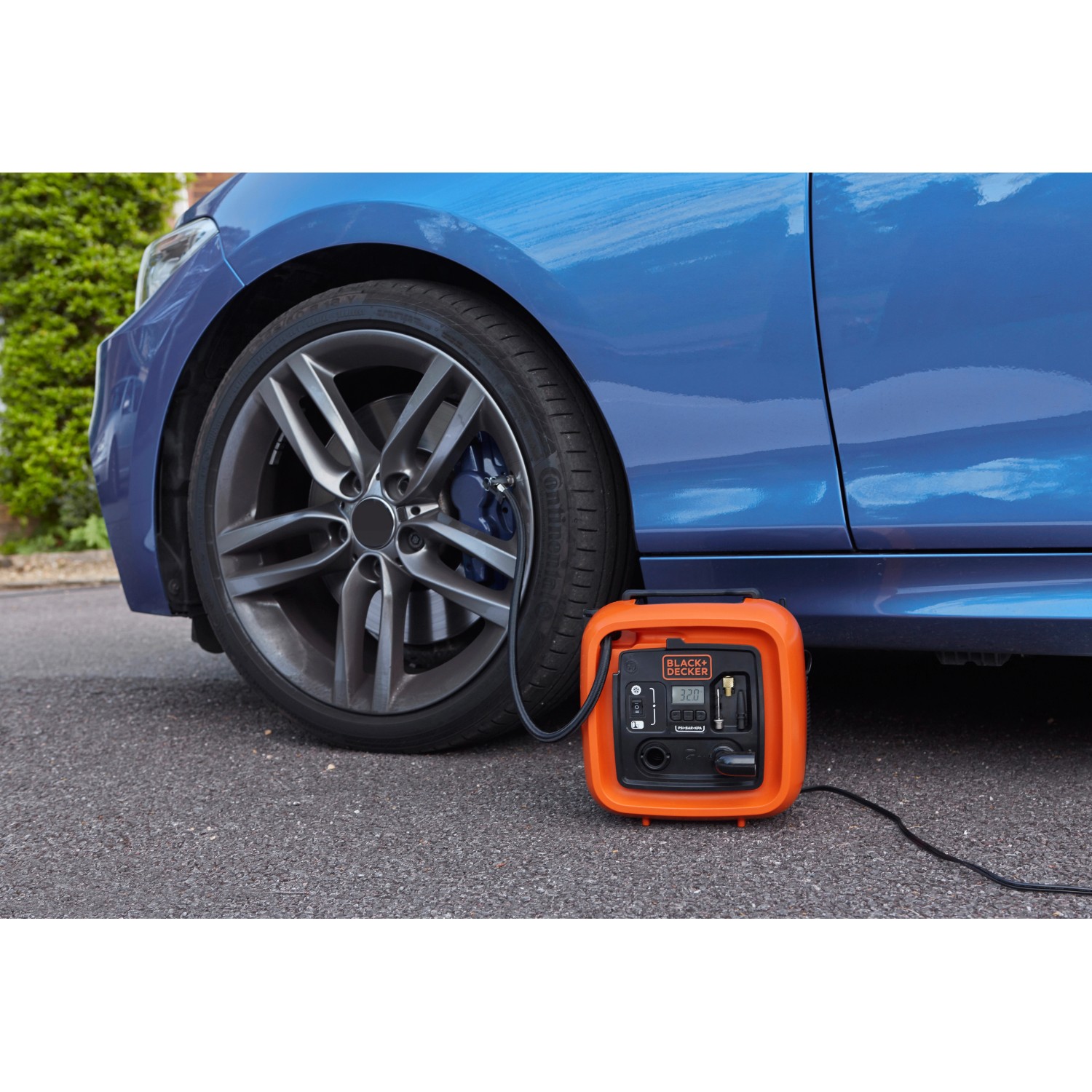Black+Decker Luftpumpe ASI400 (12V) beim Aufpumpen eines Autoreifens.
