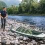 Bestway Hydro-Force SUP River Board Set Kahawai mit Paddel und Pumpe am Flussufer.