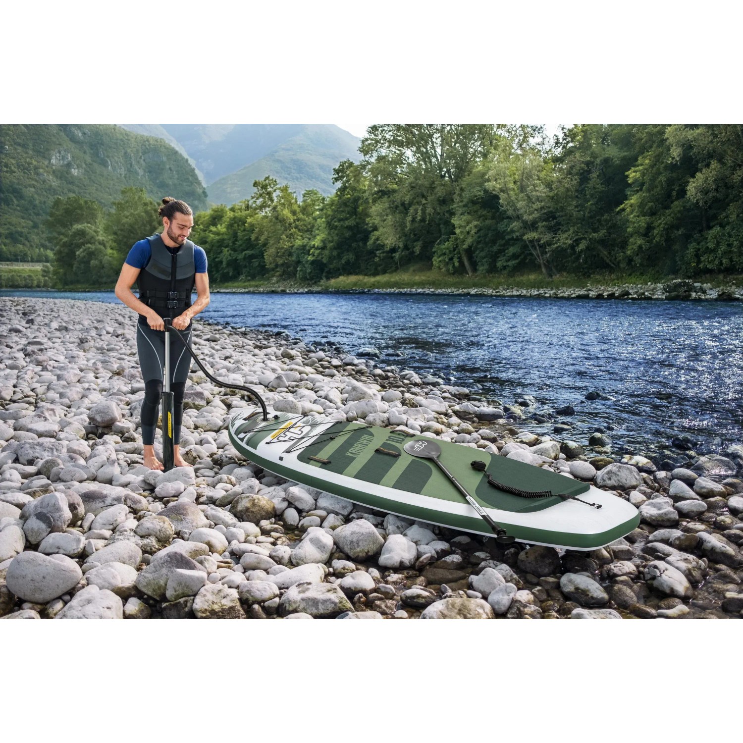 Bestway Hydro-Force SUP River Board Set Kahawai mit Paddel und Pumpe am Flussufer.