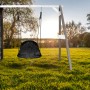 Axi Nestschaukel Roxy grau-weiß mit Schaukelgestell im Garten.