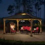 Anthrazitfarbener Sunjoy Gazebo Ernir aus Zedernholz (393x452cm) mit Möbeln und Kamin.