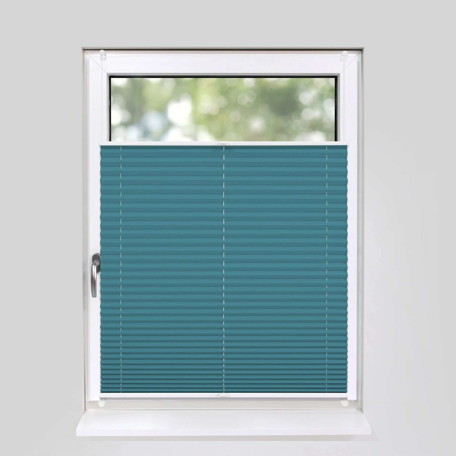 Petrolfarbenes Plissee 95x210 cm am Fenster, blickdicht und ohne Bohren montiert.