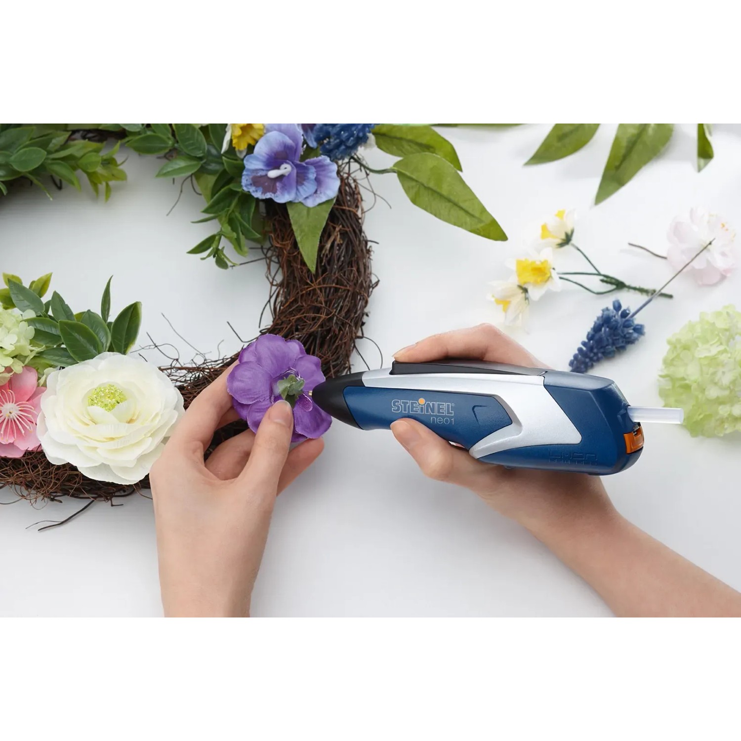 Anwendung: Steinel Heißklebepistole mit Cristal Heißklebestick zum Basteln mit Blumen.