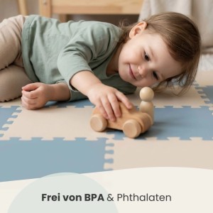 Kind spielt mit Holzauto auf LittleTom Puzzlematte in Grau, Blau und Beige.