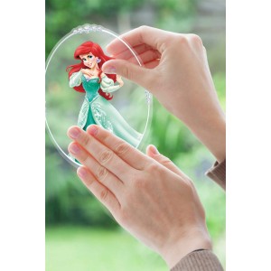 Komar Fenstersticker Princess (31x31cm) wird an ein Fenster angebracht.
