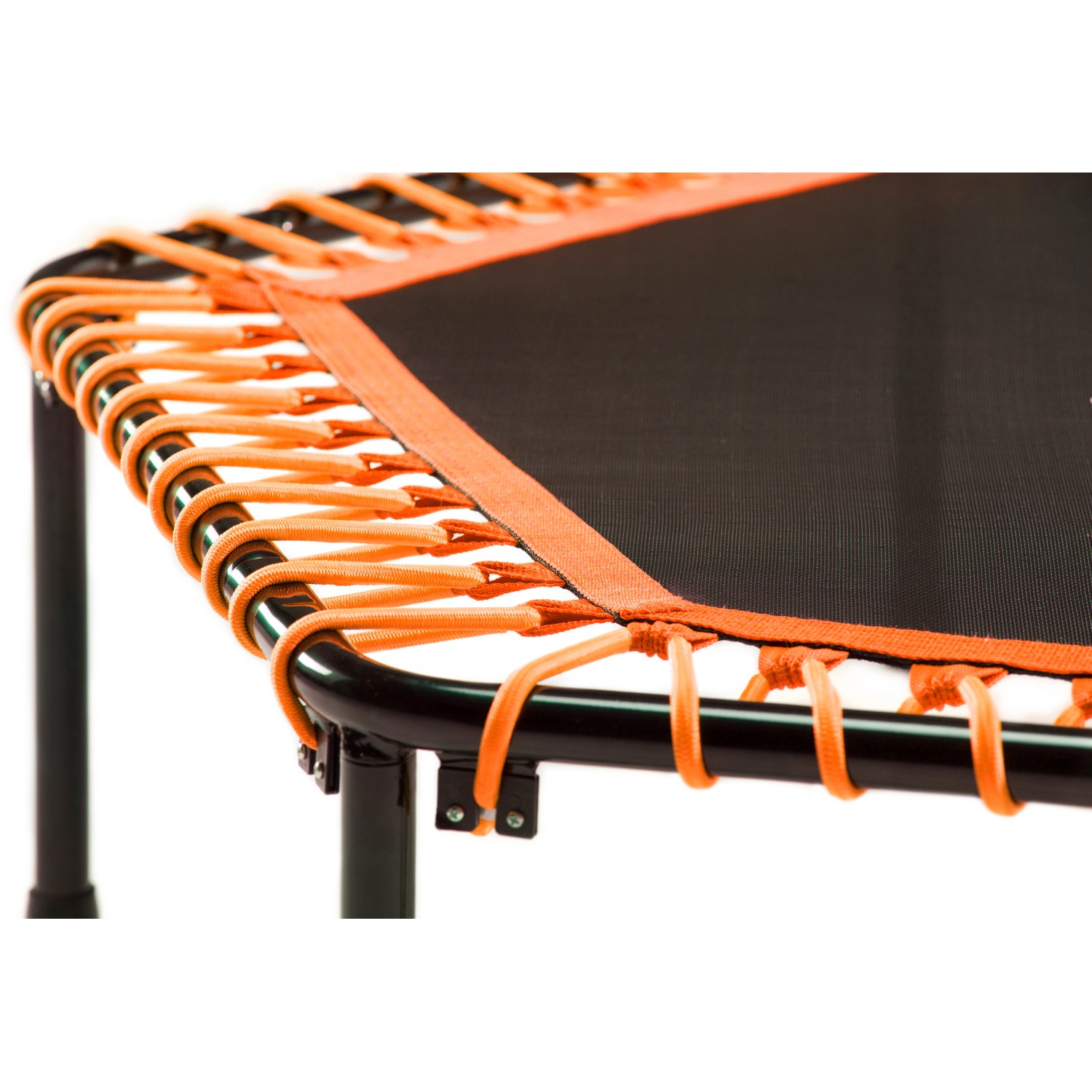 Detailaufnahme: Oranges Salta Fitness Trampolin (Ø 128 cm) mit Griffstange und schwarzem Sprungtuch.