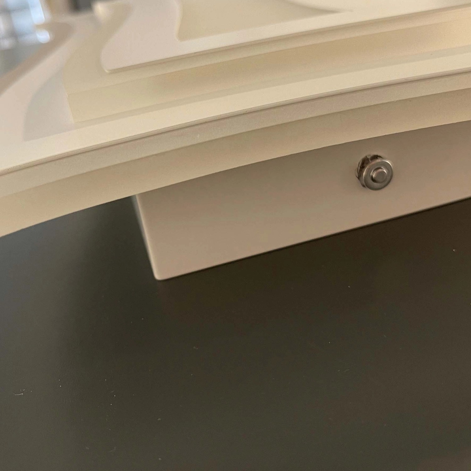 Detailaufnahme der weißen, dimmbaren LED Wandleuchte Gorden von Fischer & Honsel.