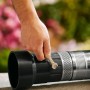 Gardena Premium Tiefbrunnenpumpe 6000/5 inox beim Anschließen mit Schraubenschlüssel.