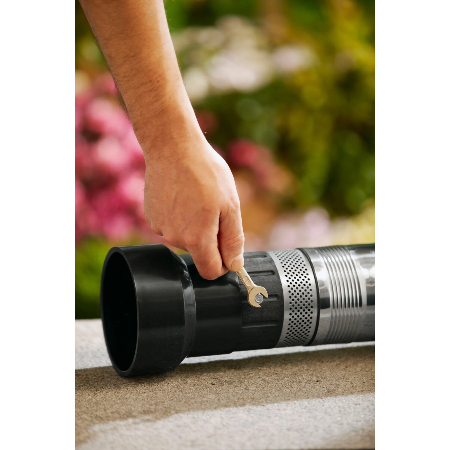 Gardena Premium Tiefbrunnenpumpe 6000/5 inox beim Anschließen mit Schraubenschlüssel.