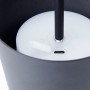 Detailaufnahme: Schwarze, matte LED-Tischleuchte Kaami mit USB-Anschluss für den Außenbereich.