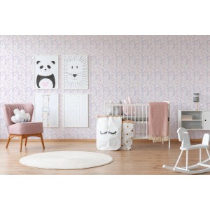 Kinderzimmer mit lila-rosa Vliestapete Blumenmuster, kombiniert mit Möbeln und Deko in Pastellfarben.